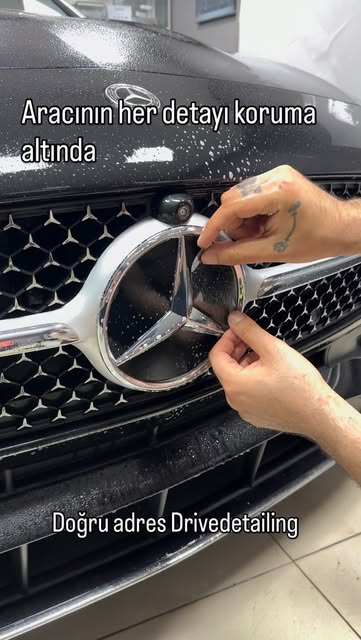Mercedes-Benz ön logosuna şeffaf PPF film yerleştirilirken çekilen uygulama fotoğrafı