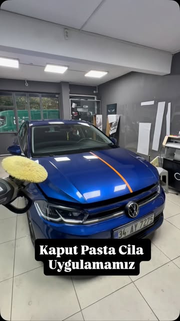 Drive Detailing atölyesinde mavi Volkswagen kaputunda pasta cila çalışması